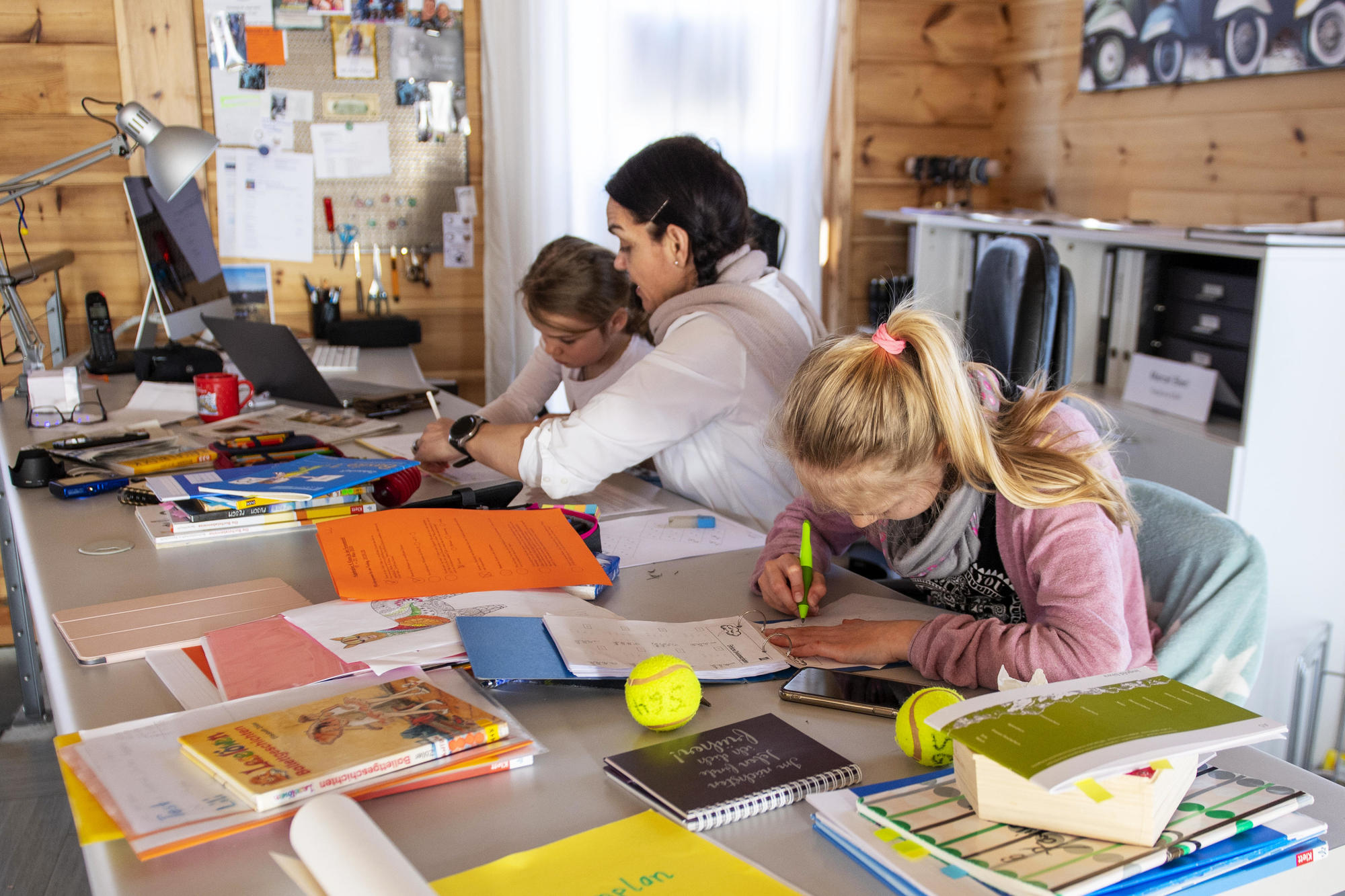 An einem Tisch und in einem Boot. Wenn wie in der Pandemie alles gleichzeitig stattfinden muss – Homeschooling, Homeoffice und Haushalt – liegen die Nerven schnell blank.