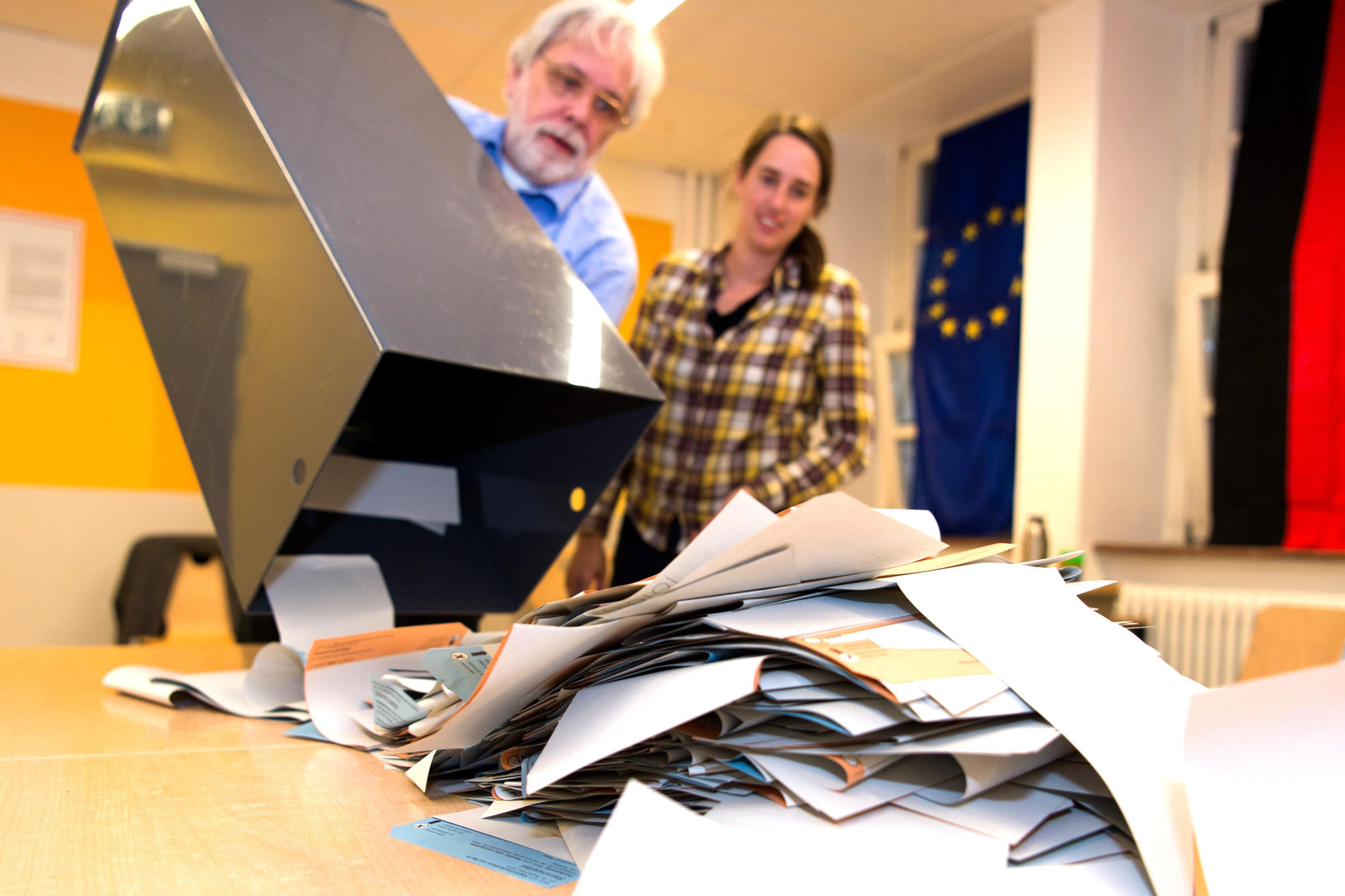 Bitte abstimmen. In sechs Bundesländern werden Bürgerinnen und Bürger 2021 an die Urne gebeten; zudem finden in Hessen und Niedersachsen Kommunalwahlen statt und am 26. September die Bundestagswahl.