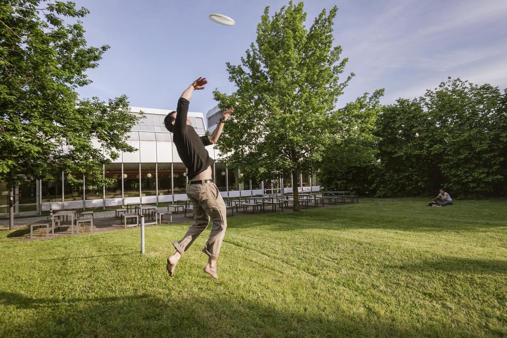 Frisbee gefangen! Viele Studierende und Beschäftigte der Freien Universität freuen sich nach Monaten des heimischen Online-Trainings auf einen der zahlreichen Kurse des Hochschulsports.