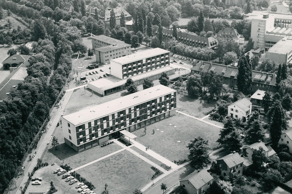 In den frühen 1960er Jahren. Blick auf das Osteuropa-Institut an der Dahlemer  Garystraße 55; dahinter liegt das Otto-Suhr-Institut für Politikwissenschaft. Links verläuft die U-Bahn zum heutigen Bahnhof Freie Universität/Thielplatz.