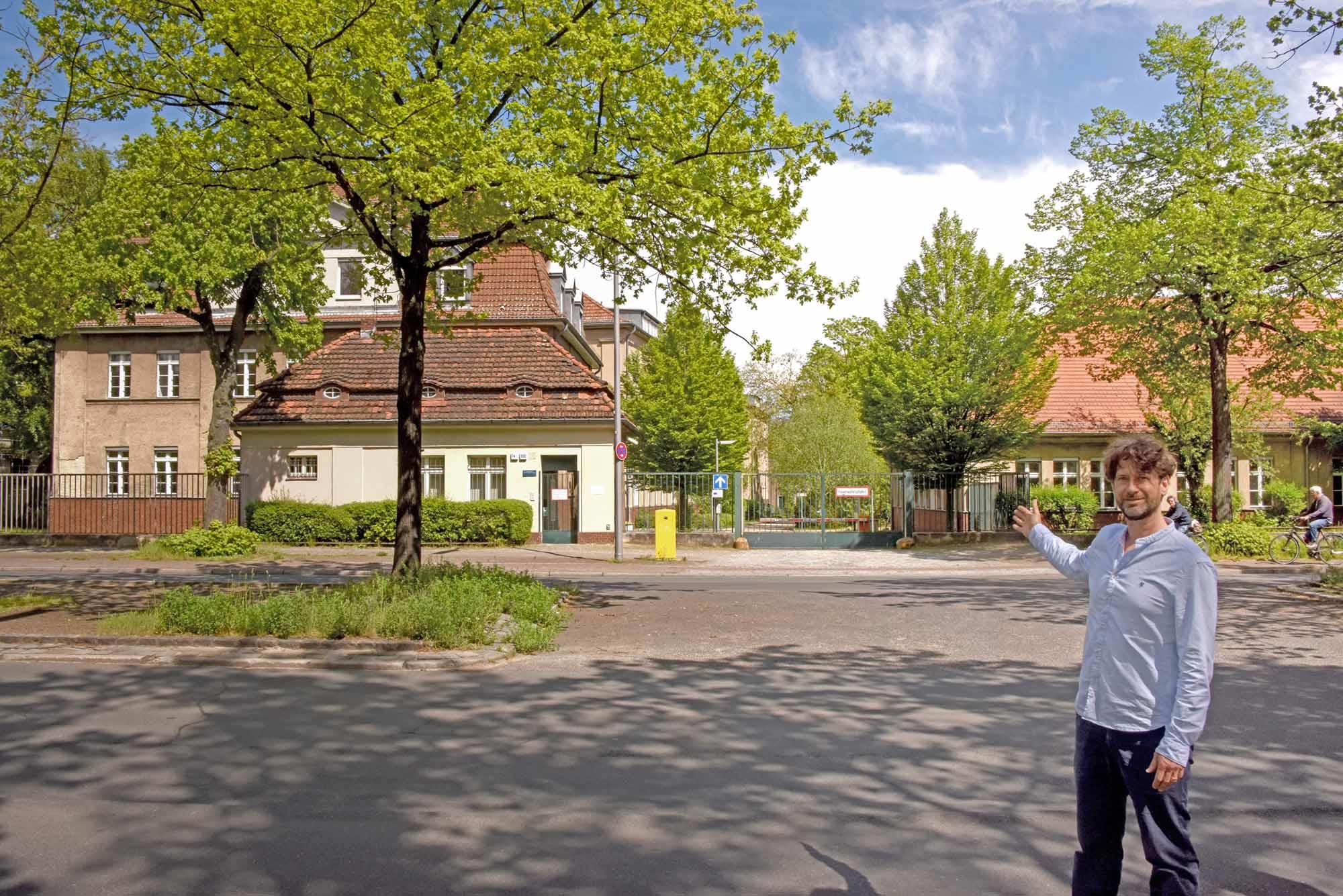 Hochschule heute. Jan Kersten, der die Geschichte des GeoCampus dokumentiert hat, vor einem Eingang zum Gelände des GeoCampus.