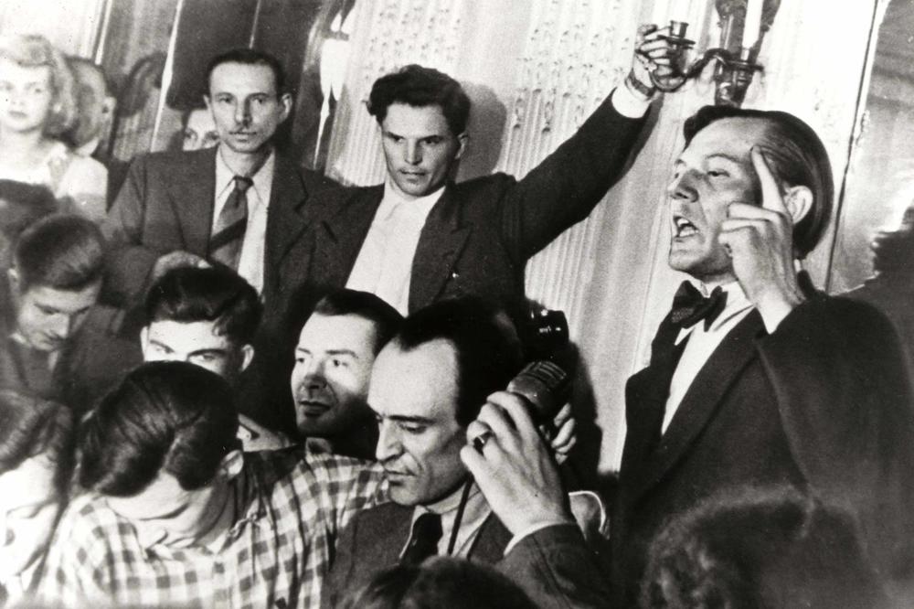 Schwarz-Weiß-Foto von Studierenden während einer Versammlung am 23. April 1948 im Hotel Esplanade