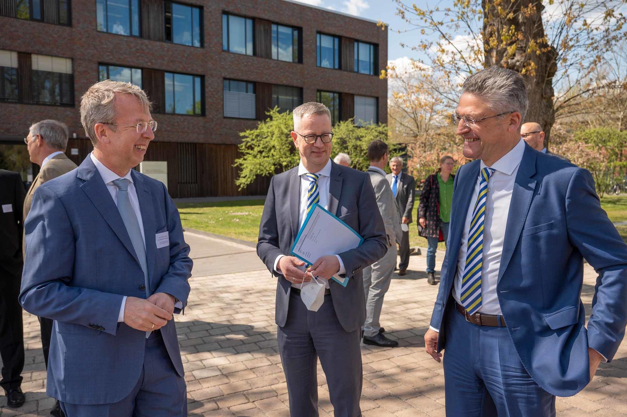 Lothar Wieler, Günter Ziegler und Gregor von Samson-Himmelstjerna im Gespräch der bei der Eröffung des TZR