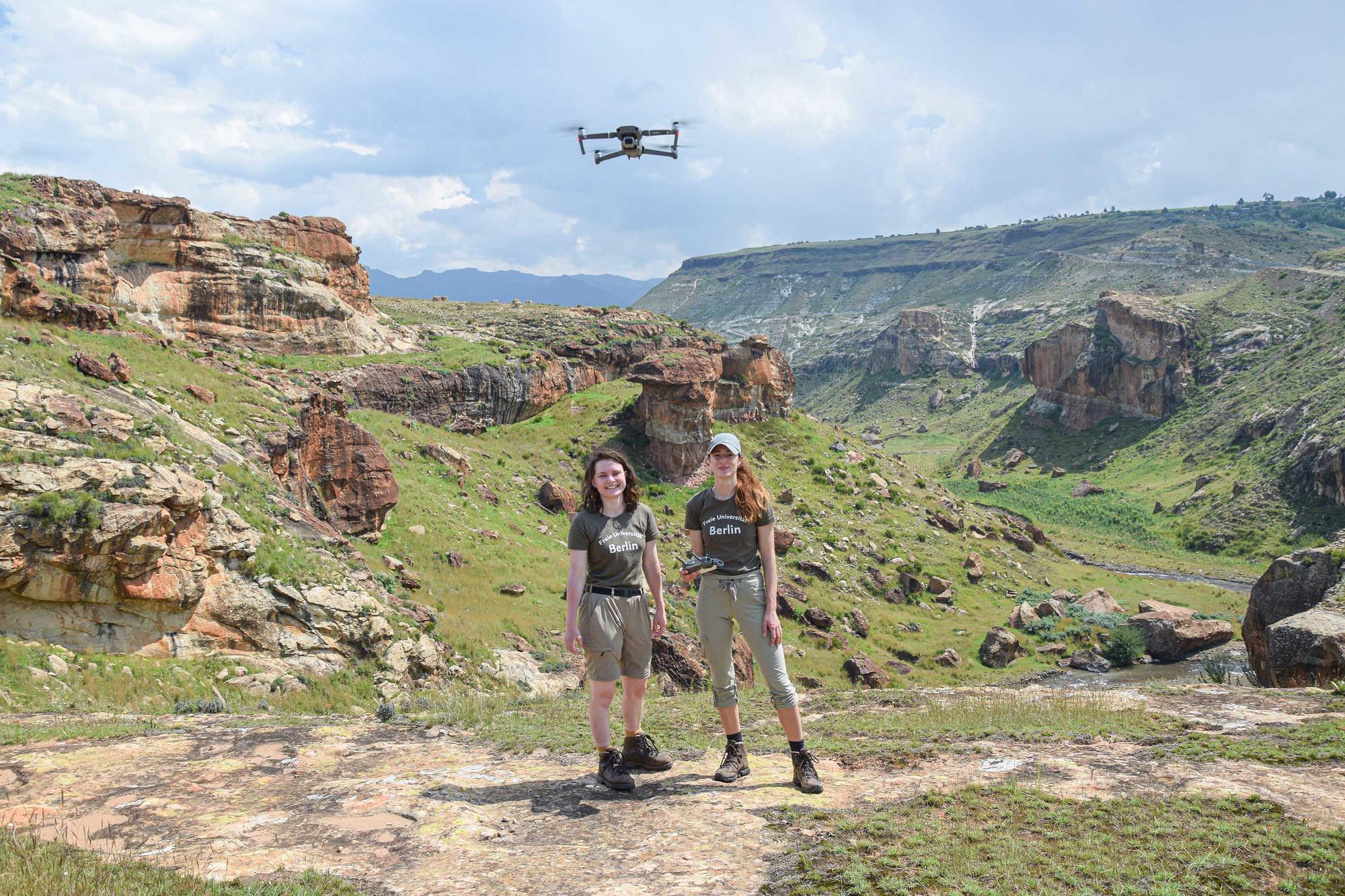 Dank Drohne alles im Blick. Masterstudentin Jana Frenzel (l.) und Doktorandin Venise Gummersbach gehören zum Forschungsteam um den Paläontologen Frank Riedel und den Geografen Kai Hartmann.