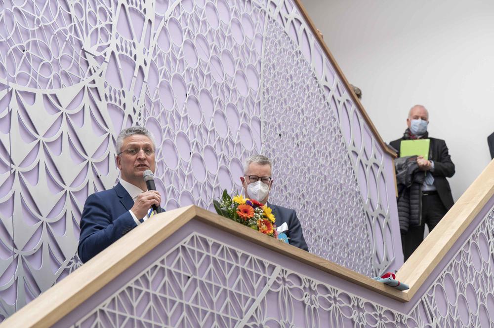 Zur Eröffnung des „Tiermedizinischen Zentrums für Resistenzforschung“ erhielt Lothar H. Wieler (li.), Präsident des Robert-Koch-Instituts, die Goldene Ehrennadel vom Präsidenten der Freien Universität Günter M. Ziegler.