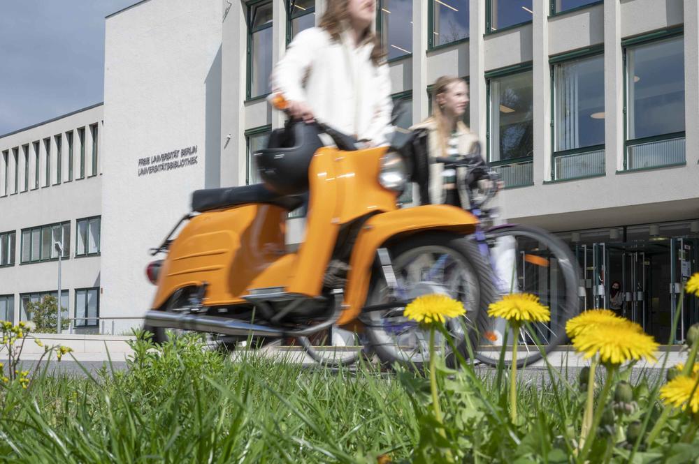 Die Freie Universität ist umgeben von Grünflächen und Parks; zu einigen Seen ist es nicht weit.