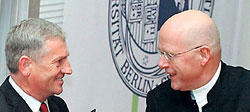 Präsident Dieter Lenzen (rechts) gratuliert Arnold Stadler.