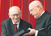 Dieter Lenzen überreicht Wladyslaw Bartoszewski (links) den internationalen Freiheitspreis der Freien Universität Berlin.