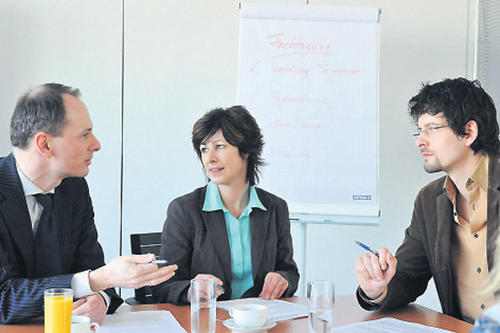 Miteinander reden ist unverzichtbar, wenn Mitarbeiter eines Unternehmens erfolgreich arbeiten sollen. Gutes Wissensmanagement umfasst nicht nur den Austausch schriftlicher Informationen.