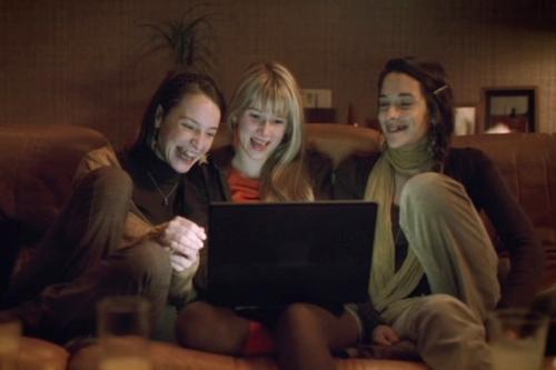 Gemeinheiten werden nicht nur hinter dem Rücken der Betroffenen ausgetauscht, ...