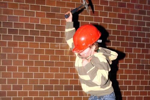 Im Sedimentlabor werden Sinkgeschwindigkeiten gemessen, und kleine Nachwuchsforscher können sich beim Steine klopfen austoben.