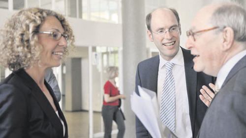 Feierstunde mit 700 Gästen. Der Präsident der Freien Universität Berlin, Peter-André Alt, mit seiner Ehefrau Sabine Alt und dem Kuratoriumsvorsitzenden Professor Hans-Uwe Erichsen (rechts) vor der feierlichen Amtseinführung.