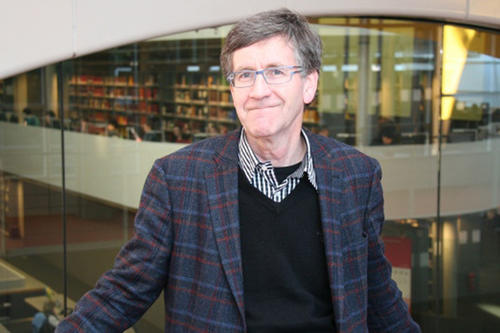 Gastwissenschaftler Geert Booij vor der Philologischen Bibliothek der Freien Universität.
