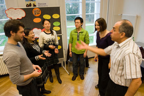 Schlüsselqualifikationen für den Beruf: Ein Trainer erklärt Promotionsstudenten, wie sie bei Vorträgen und Reden die Stimme richtig einsetzen.