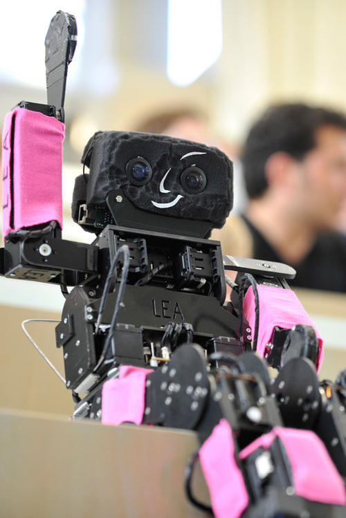 Ein treffen mit Fußballroboter-Dame "Lea" ist bei der Langen Nacht der Wissenschaften am 28.05.2011 am Institut für Informatik möglich.