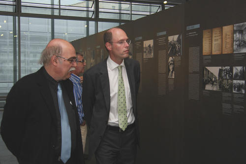 Gemeinsamer Besuch des Dokumentationszentrums: Andreas Nachama, geschäftsführender Direktor der Stiftung „Topographie des Terrors“ (links), und Peter-André Alt, Präsident der Freien Universität.