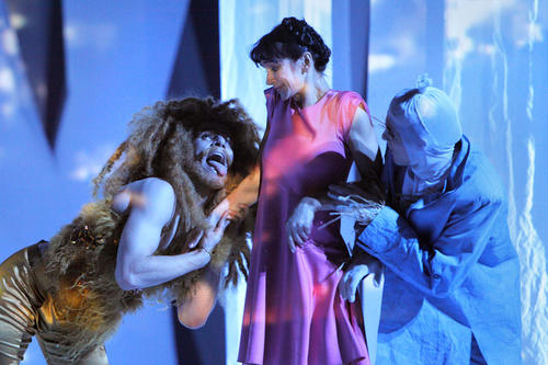 Zugang zum Tanz finden: Im Stück "OZ - The Wonderful Wizard" freundet sich die Protagonistin mit einem Löwen und einer Vogelscheuche an.