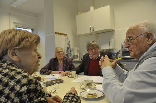 Der Malteser Kreis heute: Ursula Besser, Ruth Recknagel, Siegward Lönnendonker und Stanislaw Karol Kubicki (v. l.) treffen sich regelmäßig in der Büroküche des Forschungsverbundes SED-Staat in der Koserstraße.