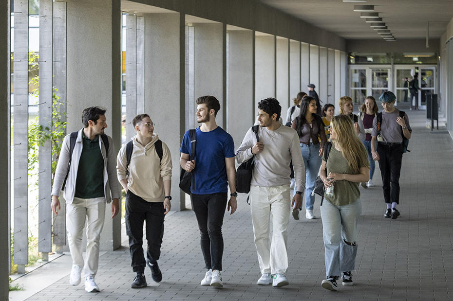 Studierende auf dem Campus