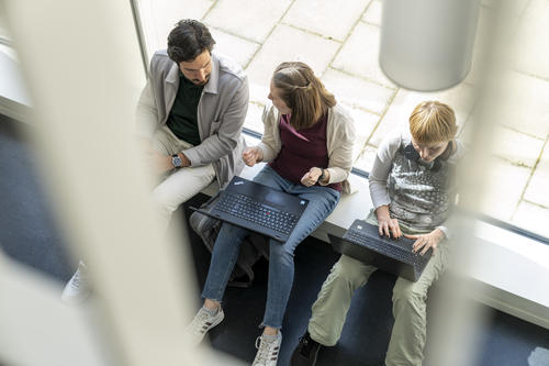 Studierende der Freien Universität Berlin im Studierenden-Service-Center