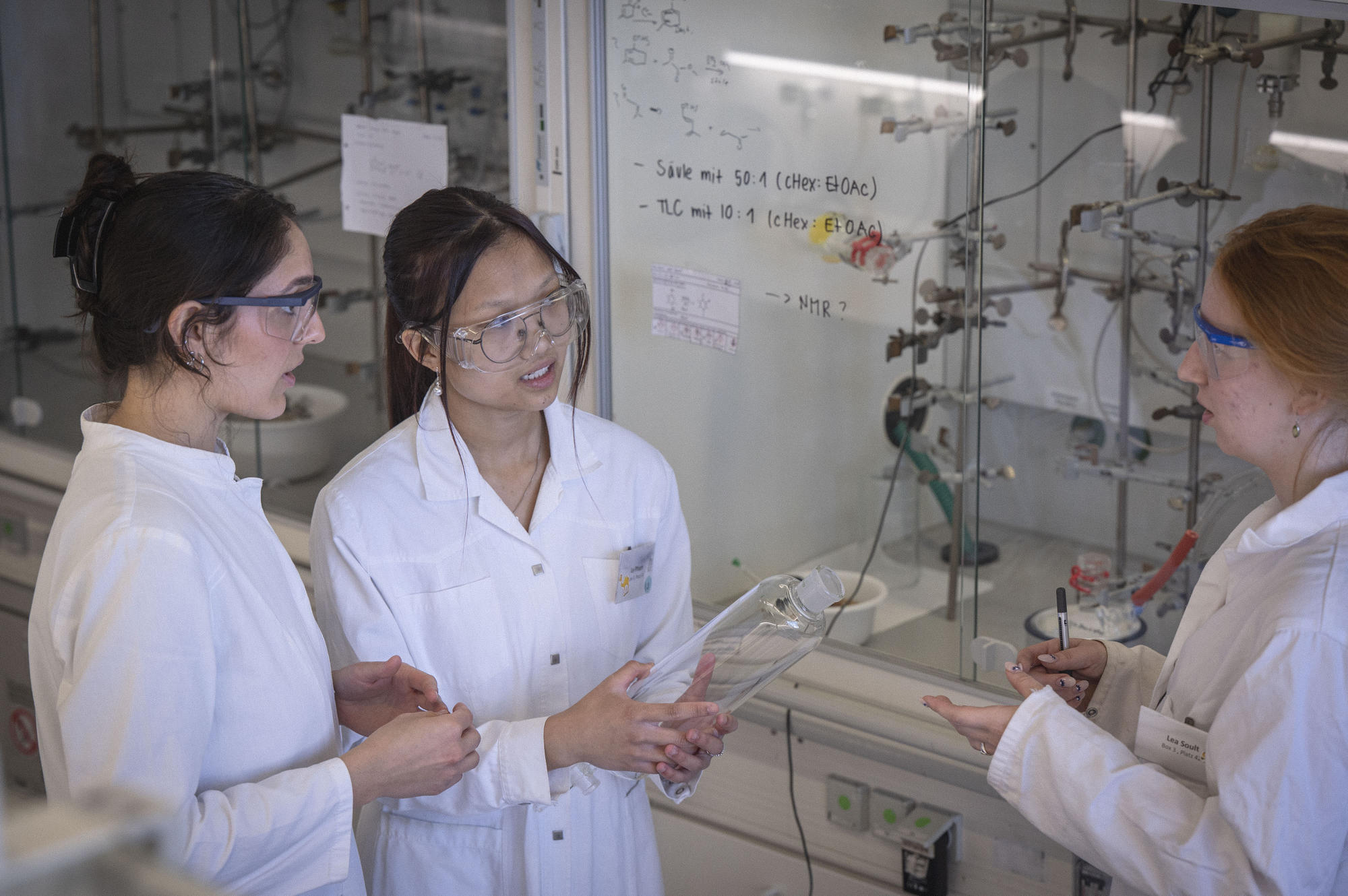 Studierende im Praktikumslabor der Anorganischen Chemie