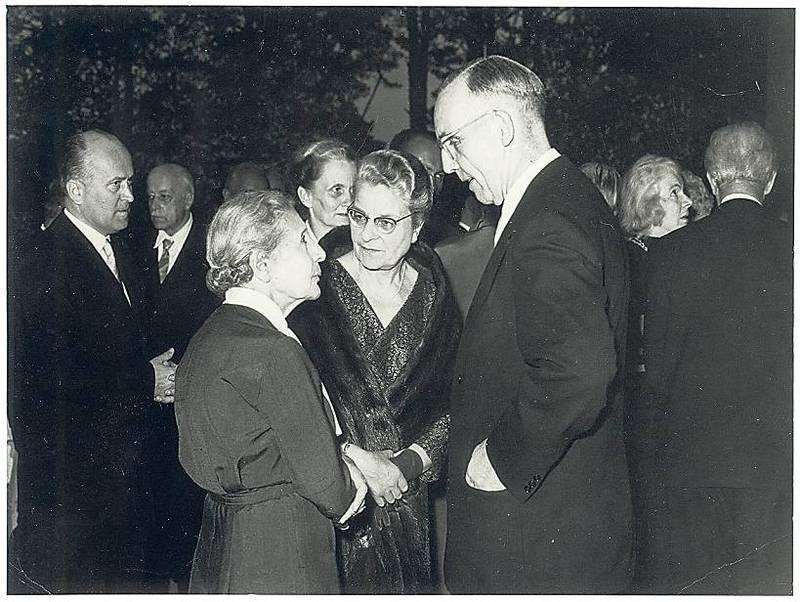 Lise Meitner mit Hans Lassen, dem Direktor des neuen Physikalischen Instituts der Freien Universität.