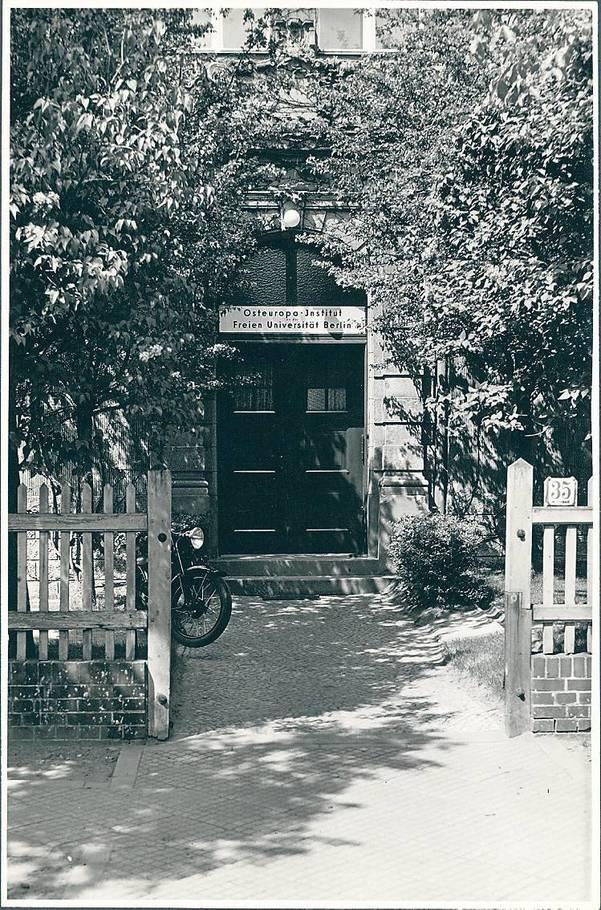 Das Osteuropa-Institut hatte seinen damaligen Sitz in der Ehrenbergstraße 35.