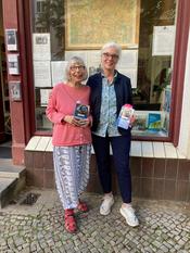 Gretchen Dutschke und Cornelia Dildei vor der Berliner Geschichtswerkstatt e.V.