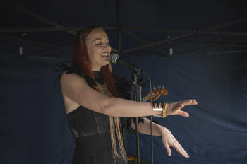 Frontfrau Isobel Afonte von Lüx