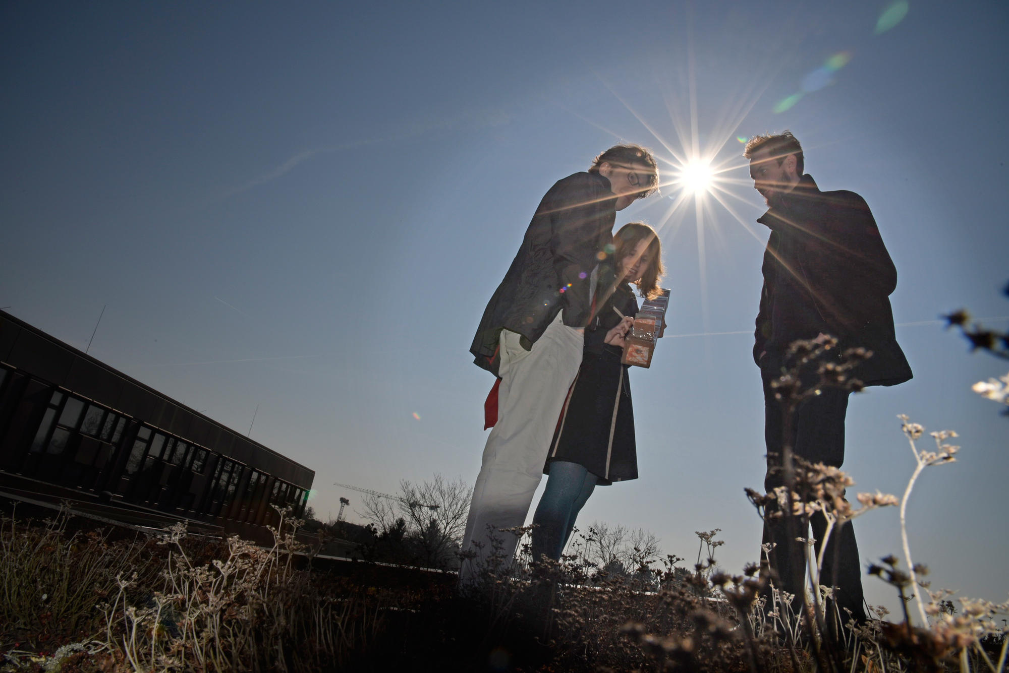 Um die Sonnenfinsternis zu beobachten, reichen manchmal schon zwei alte Pizzakartons, Packband, ein bisschen Alufolie und ein weißes Blatt Papier.