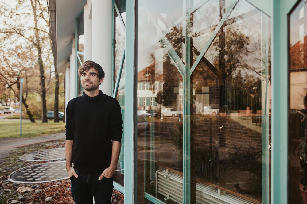 Sebastian Lehmann, 35, stammt aus Freiburg und lebt heute in Berlin. An der Freien Universität studierte er Literatur, Philosophie und Geschichte.