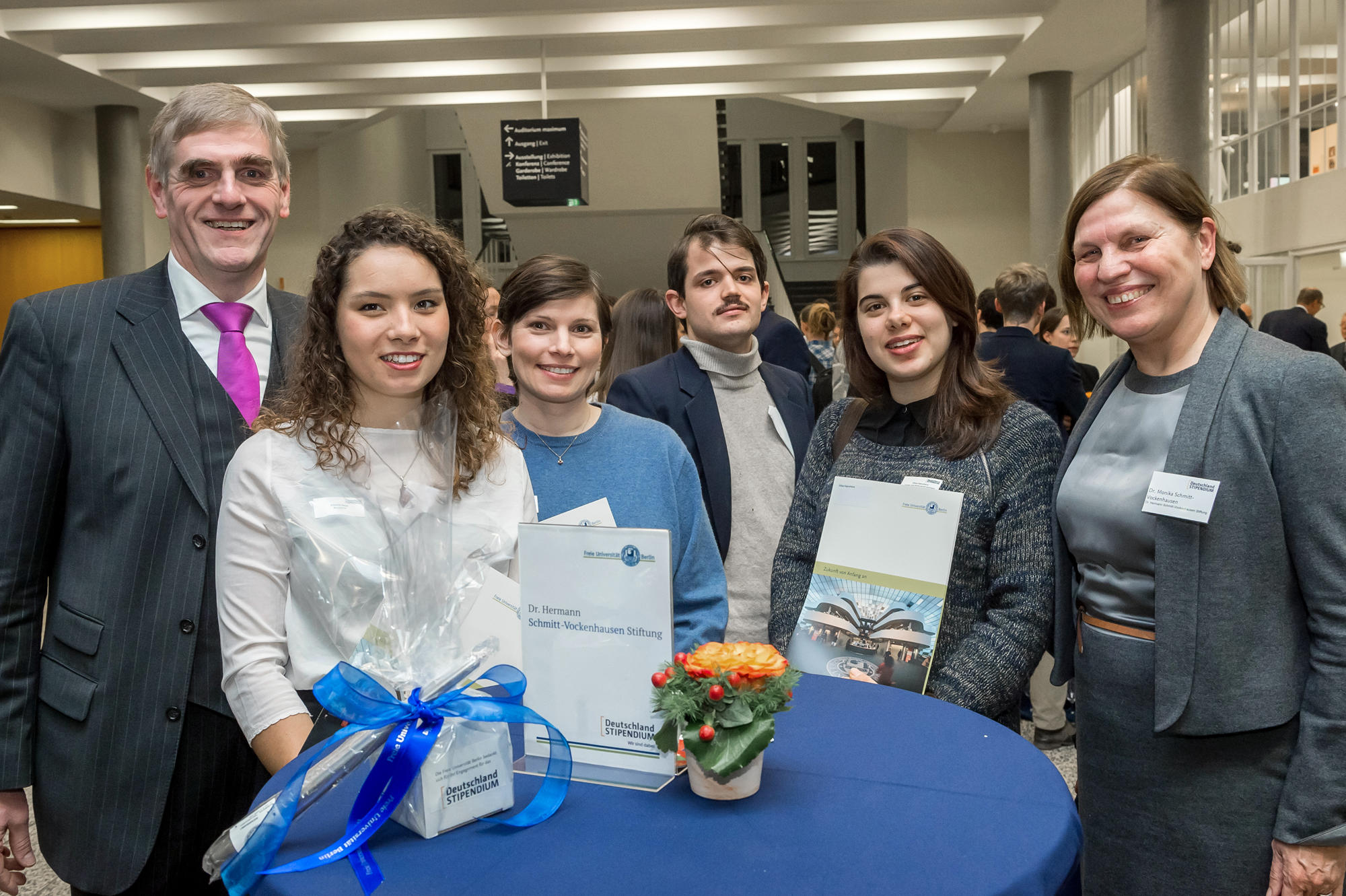 Zehn Deutschlandstipendien stiftet die Dr. Hermann Schmitt-Vockenhausen- Stiftung, geleitet von dessen Tochter Dr. Monika Schmitt-Vockenhausen (re.) und Ehemann Dr. Heinz-Joseph Loddenkemper (li.), für Studierende der Freien Universität.