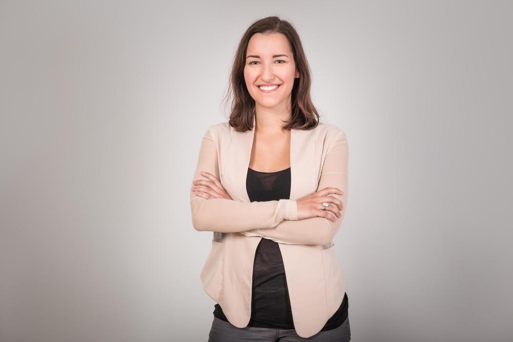 Jutta Eliks studierte englische und italienische Philologie, heute arbeitet sie als Journalistin.