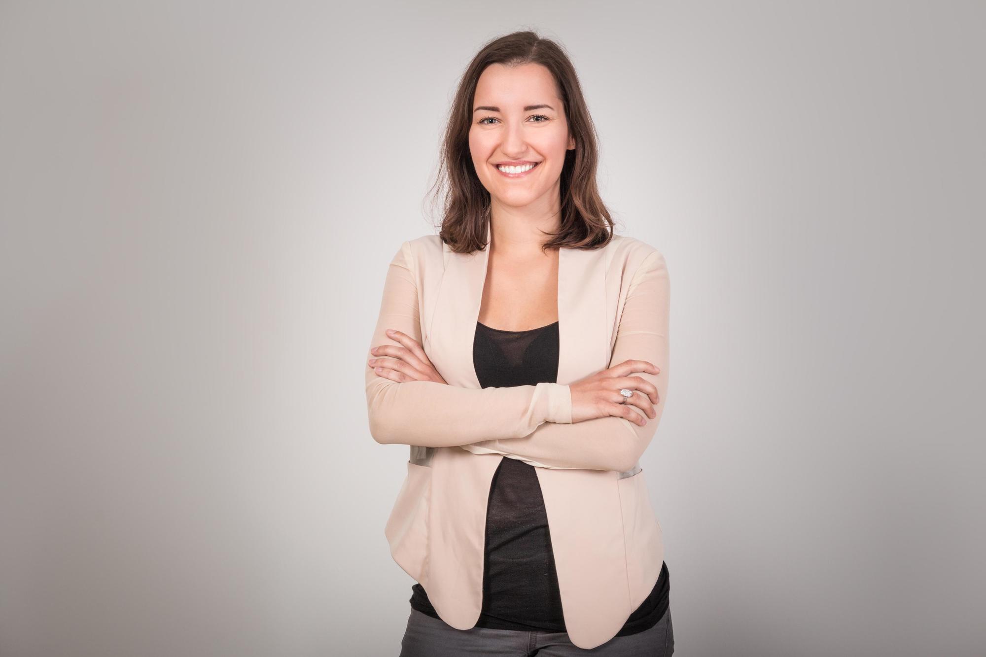 Jutta Eliks studierte englische und italienische Philologie, heute arbeitet sie als Journalistin.