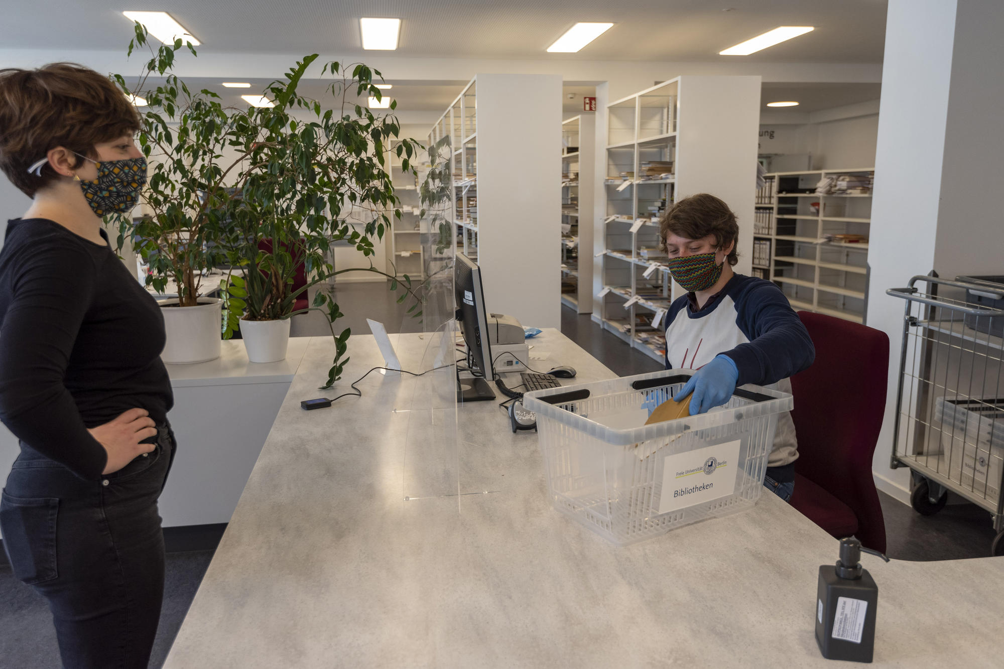 Die Bibliotheken der Freien Universität öffneten Anfang Juli 2020 wieder mit eingeschränktem Angebot und Hygienemaßnahmen.