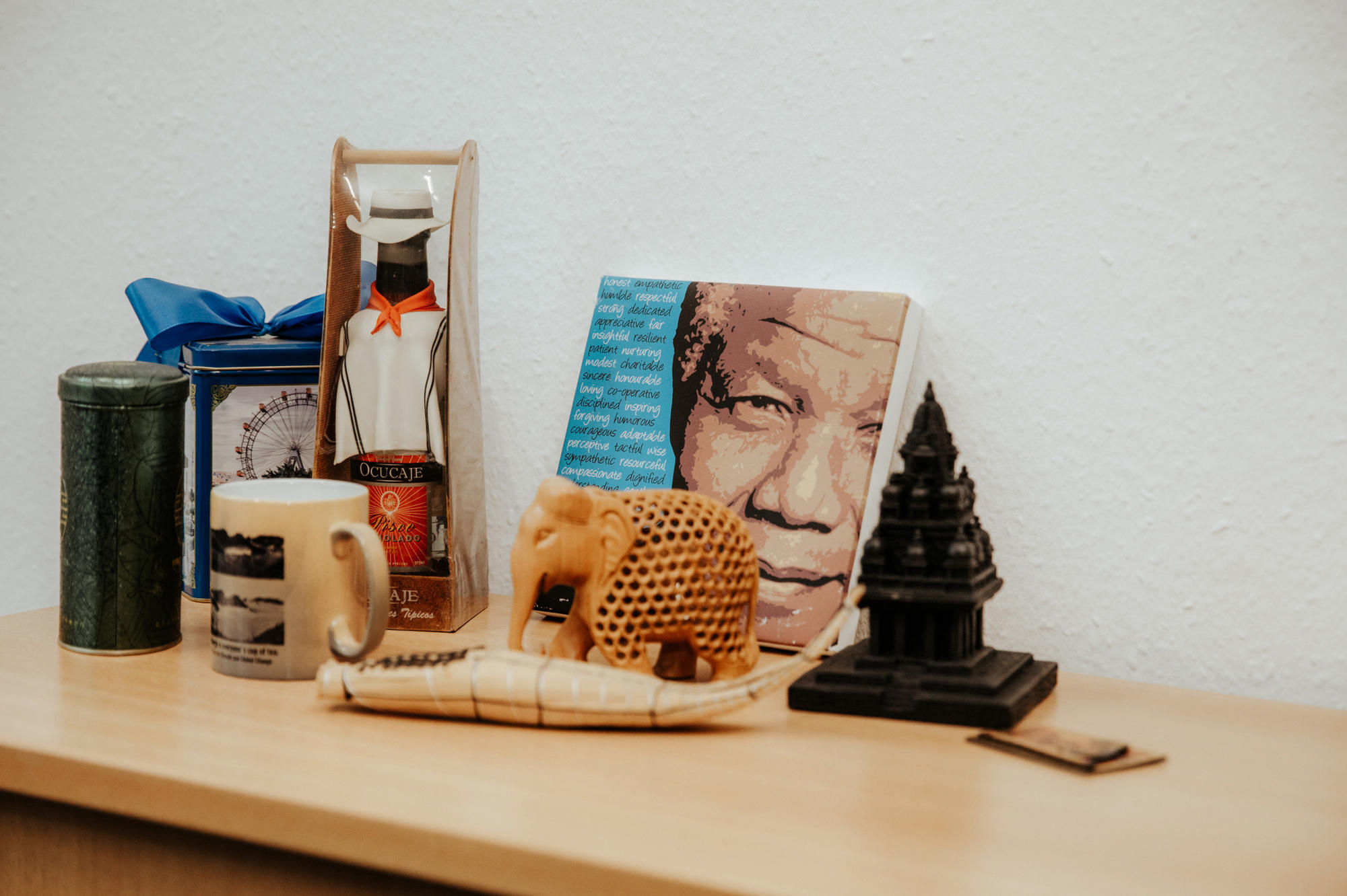 Die Souvenirs in seinem Büro zeugen von den vielen Reisen, die Dirk Messner unternommen hat.