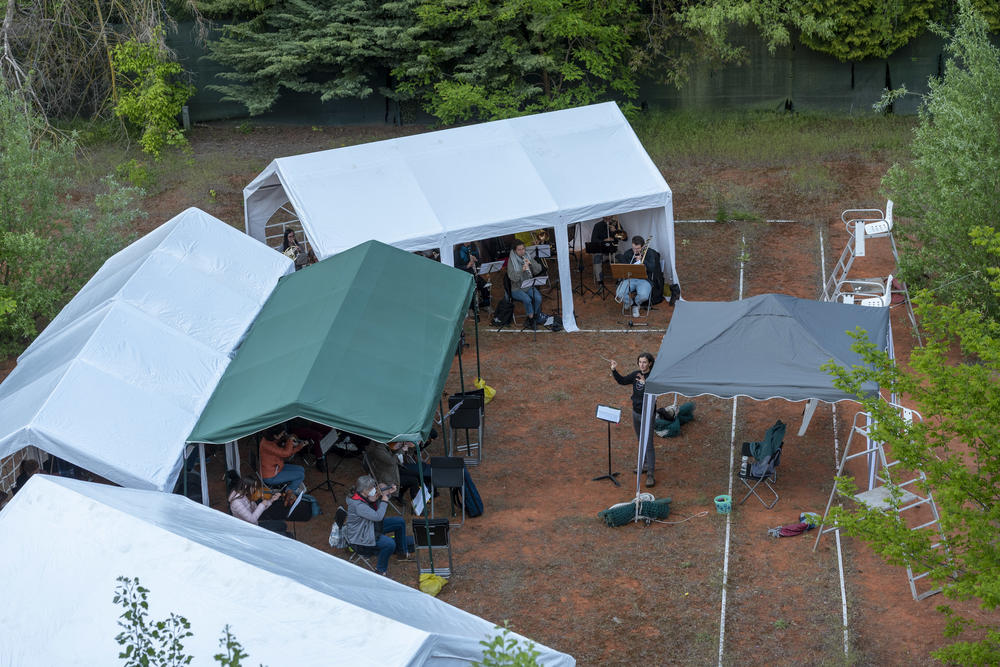 Donka Miteva und das Colllegium Musicum nutzten für Proben den alten Tennisplatz neben dem Henry-Ford-Bau – und waren durch Zelte geschützt.