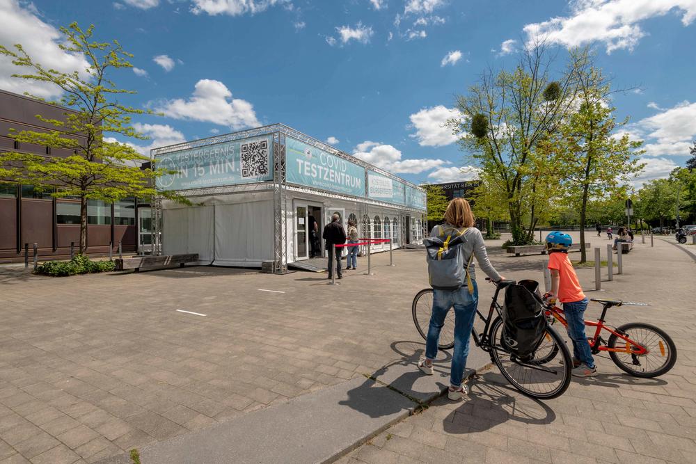 Die Teststation vor der Rostlaube. Dort konnten sich Angehörige der Freien Universität, aber auch alle Berlinerinnen und Berliner testen lassen.