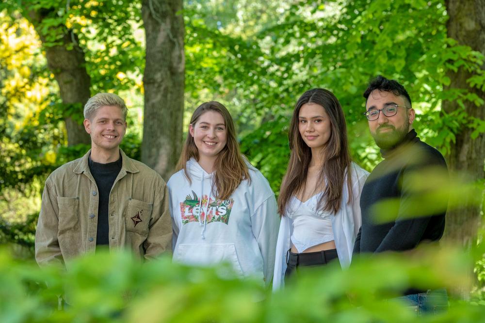 Das studentische Gründungsteam „Kunstgeier“: Simon Sasse, Viktoriia Lobova, Sarah Cicek und Aria Sabouri (v.l.n.r.). Sie wollen Galeriebesuche auch online erlebbar machen.