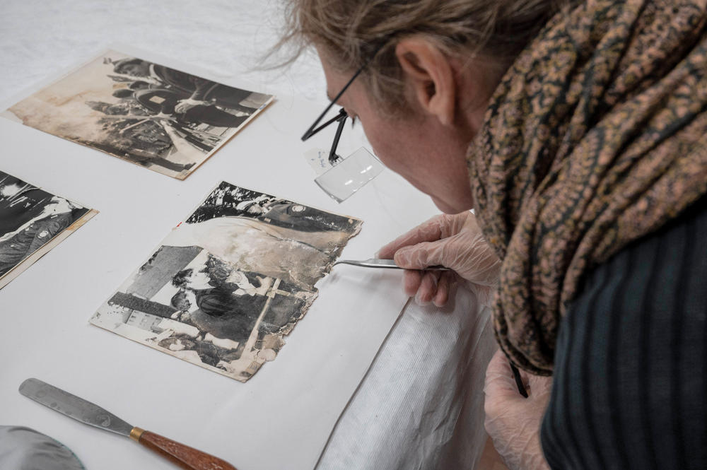 Mit Präzision und viel Geduld restauriert Stefanie Pfeifer die bislang unveröffentlichten Fotos des Schah-Besuchs.