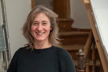 Mindestens 150 Arbeitsstunden wird Restauratorin Stefanie Pfeifer für die Instandsetzung der Fotos brauchen.