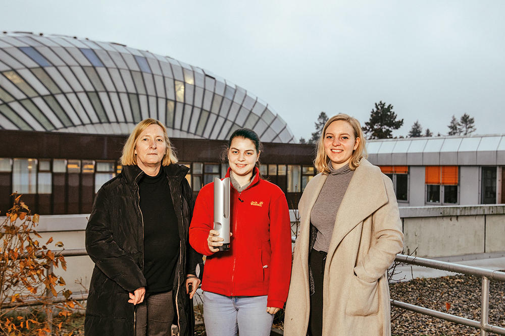 Mit dem OPUS KLASSIK zu Besuch in Dahlem: Alumna Nicola von Amsberg (li.) und die beiden Sängerinnen und Studentinnen Margarete Zepter und Rebecca von Amsberg (re.).