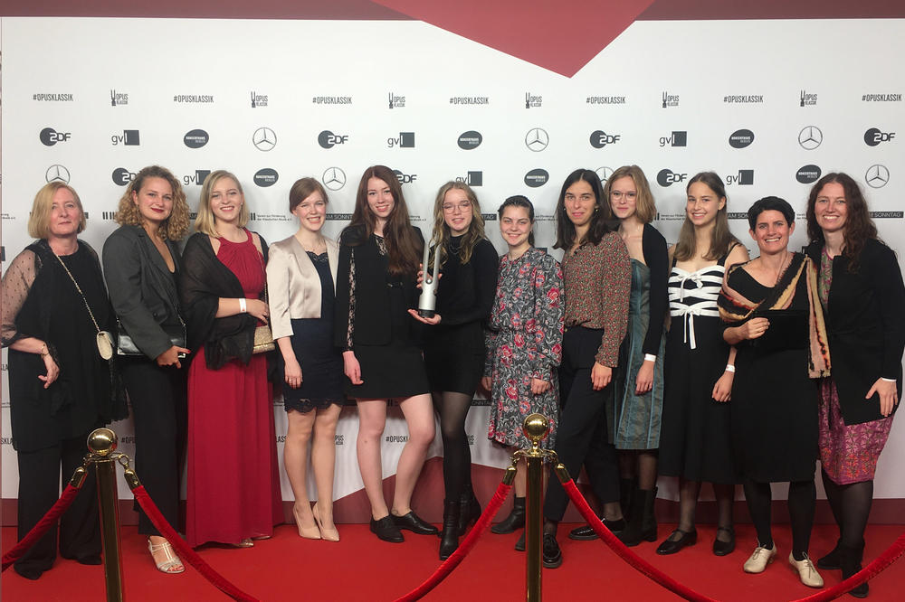Den OPUS-KlASSIK in der Hand. Leider konnten unter Coronabdingungen nicht alle Sängerinnen auf den roten Teppich (alle Namen erscheinen am Ende des Porträts).