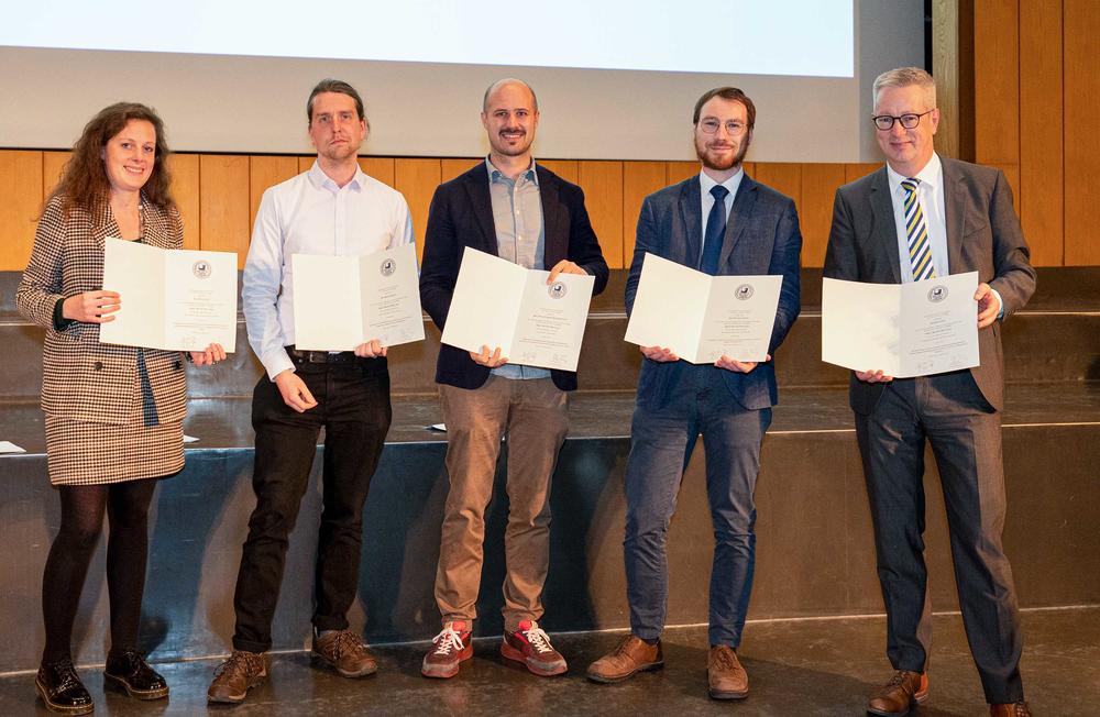 Präsident Günter M. Ziegler (li.) mit den Preisträgerinnen und Preisträgern des Ernst-Reuter-Preises 2022.
