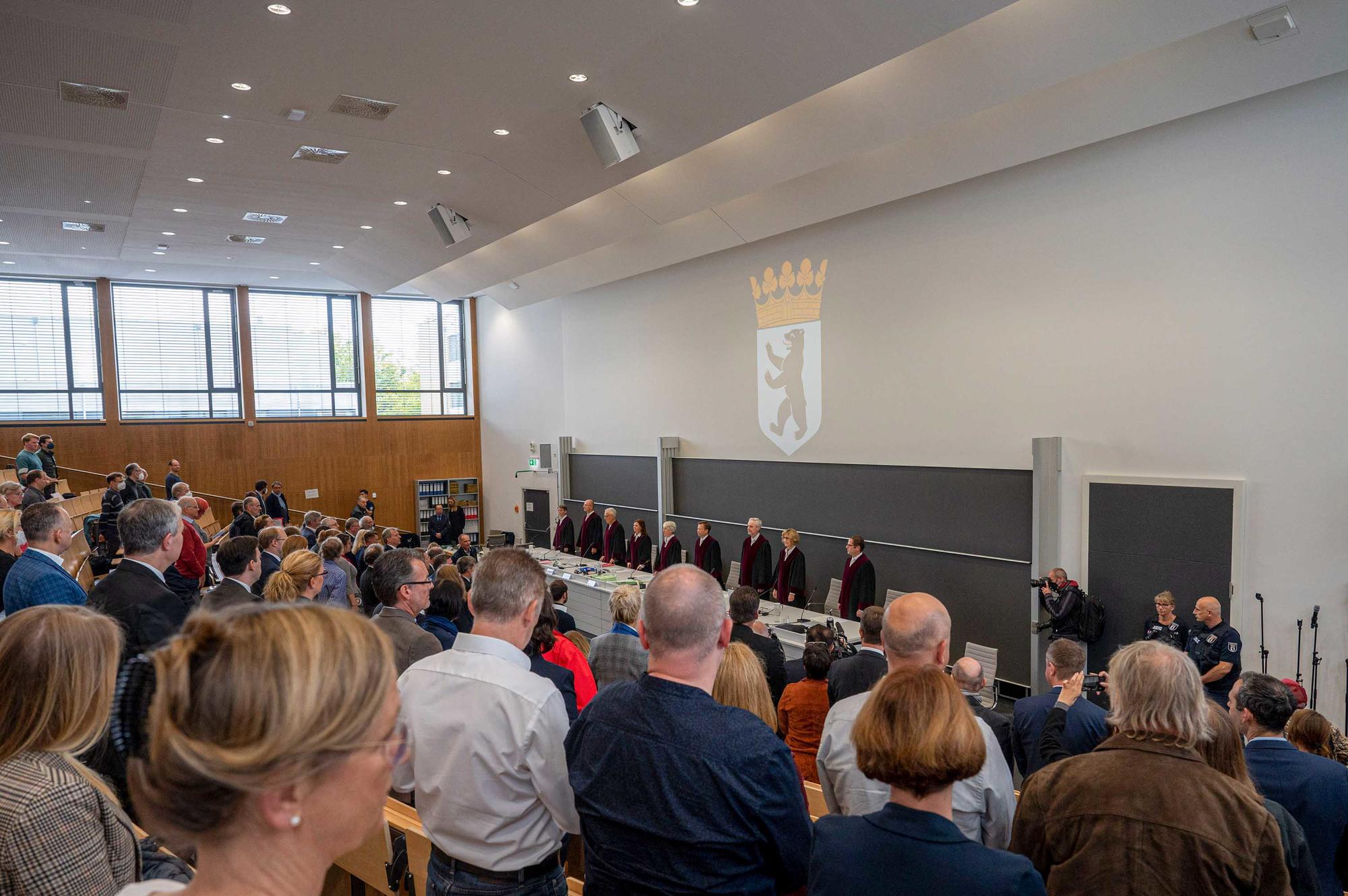 Neun Richterinnen und Richter des Berliner Verfassungsgerichtshofs verhandelten im großen Hörsaal der Biochemie Einsprüche gegen die Wahl zum Berliner Abgeordnetenhaus am 25. September 2021.