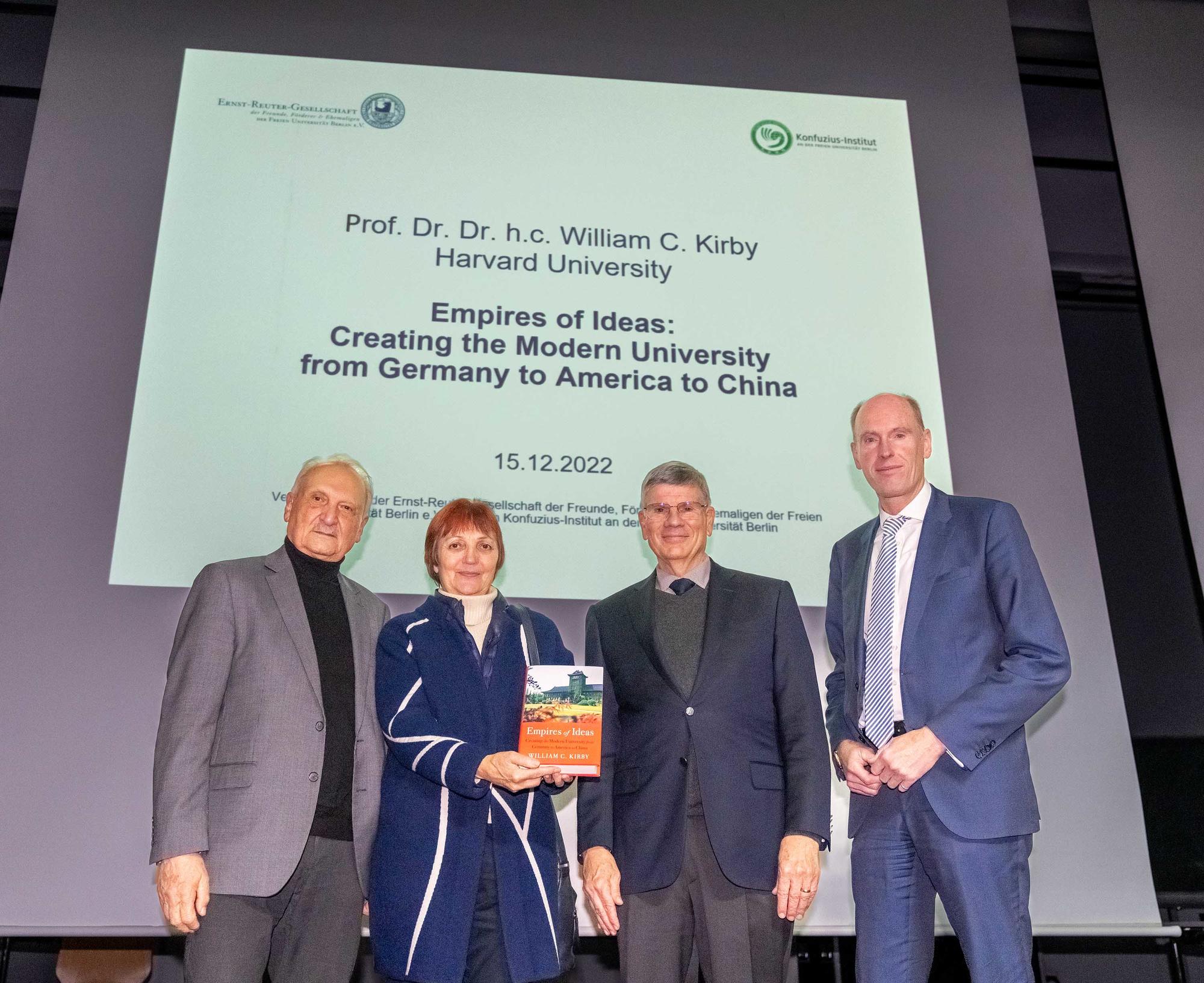 Buchvorstellung in großer Runde: Peter Lange, Vorstandsvorsitzender der Ernst-Reuter-Gesellschaft (li.), Sinologieprofessorin Mechthild Leutner (2.v.l.), Prof. William C. Kirby und Prof. Peter-André Alt, Präsident der Hochschulrektorenkonferenz.