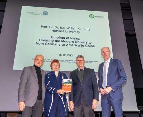 Buchvorstellung in großer Runde: Peter Lange, Vorstandsvorsitzender der Ernst-Reuter-Gesellschaft (li.), Sinologieprofessorin Mechthild Leutner (2.v.l.), Prof. William C. Kirby und Prof. Peter-André Alt, Präsident der Hochschulrektorenkonferenz.