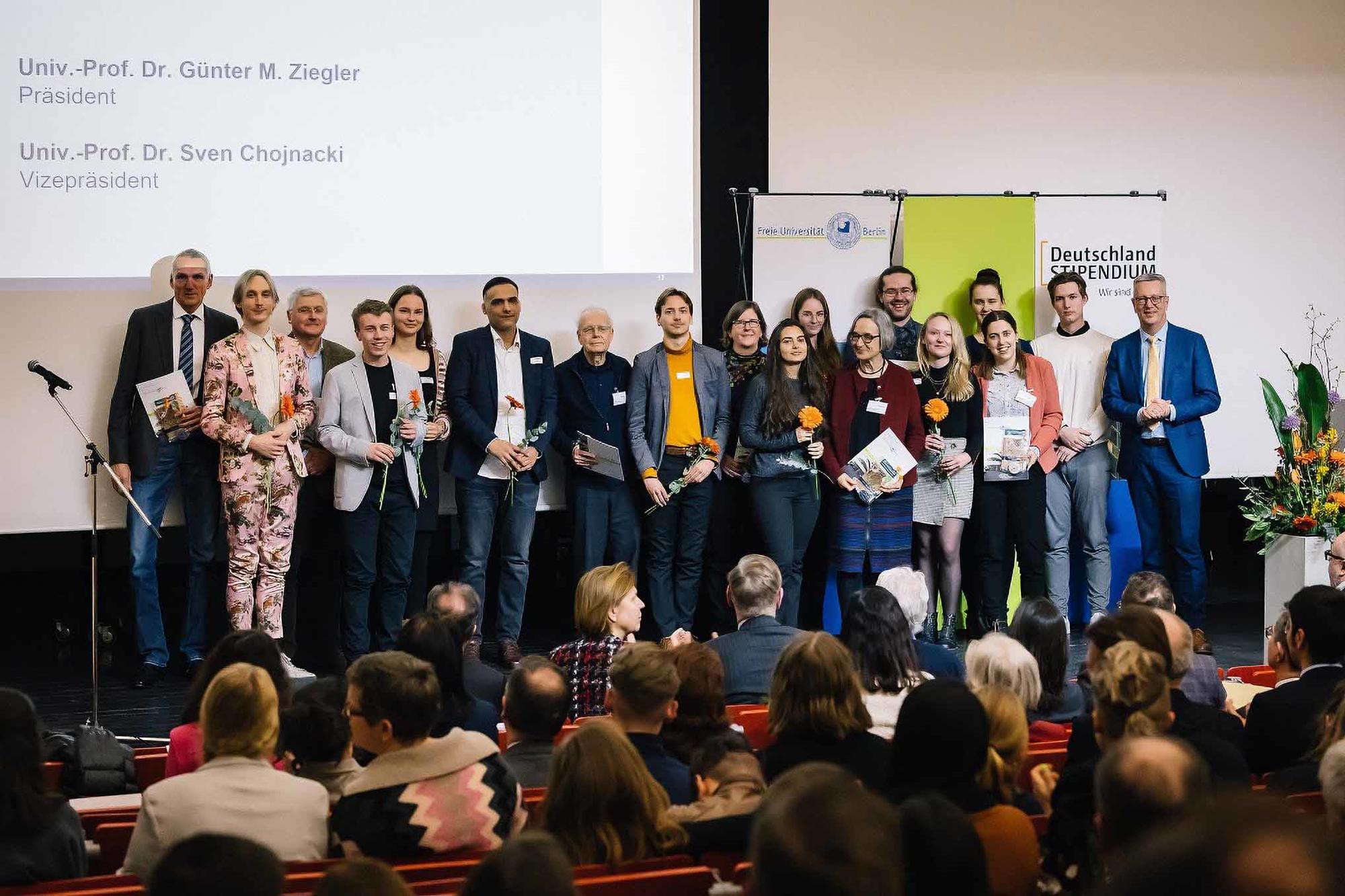 Stipendiengeber Dr. Bernd Klemeyer (links) und Deutschlandstipendiat Mick Besuch (2. v.  l.) bei der Stipendienfeier 2023.