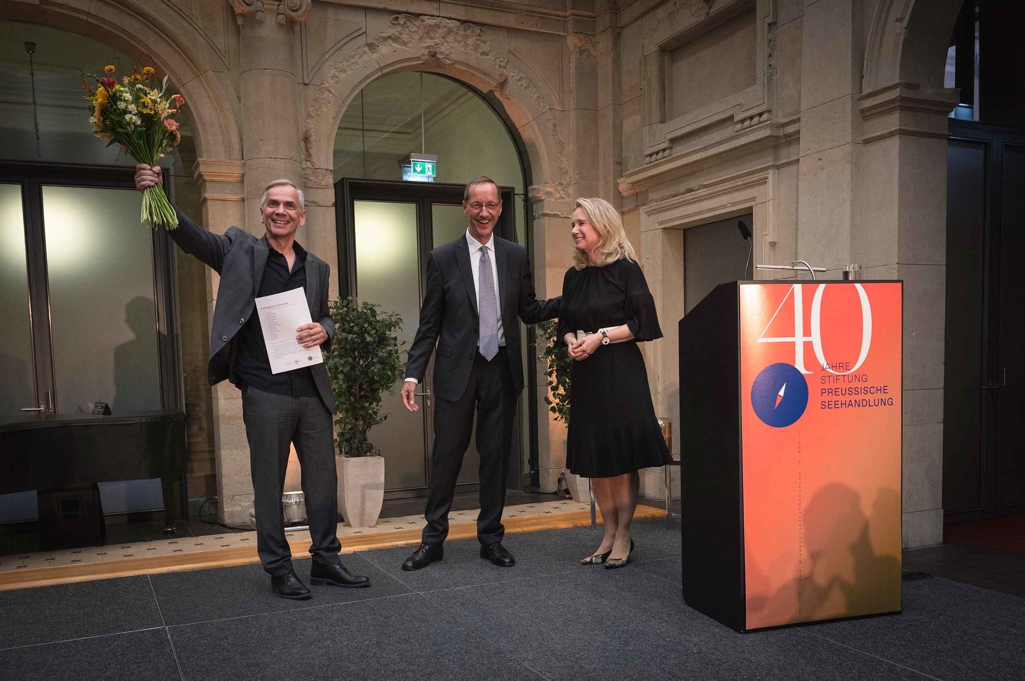 Lutz Seiler (li.) nahm die Auszeichung entgegen von Dr. Hans ­Gerhard Hannesen, Vorstandsvorsitzender der Stiftung Preußische Seehandlung, und Sarah Wedl-Wilson, Berlins Kulturstaats­sekretärin.