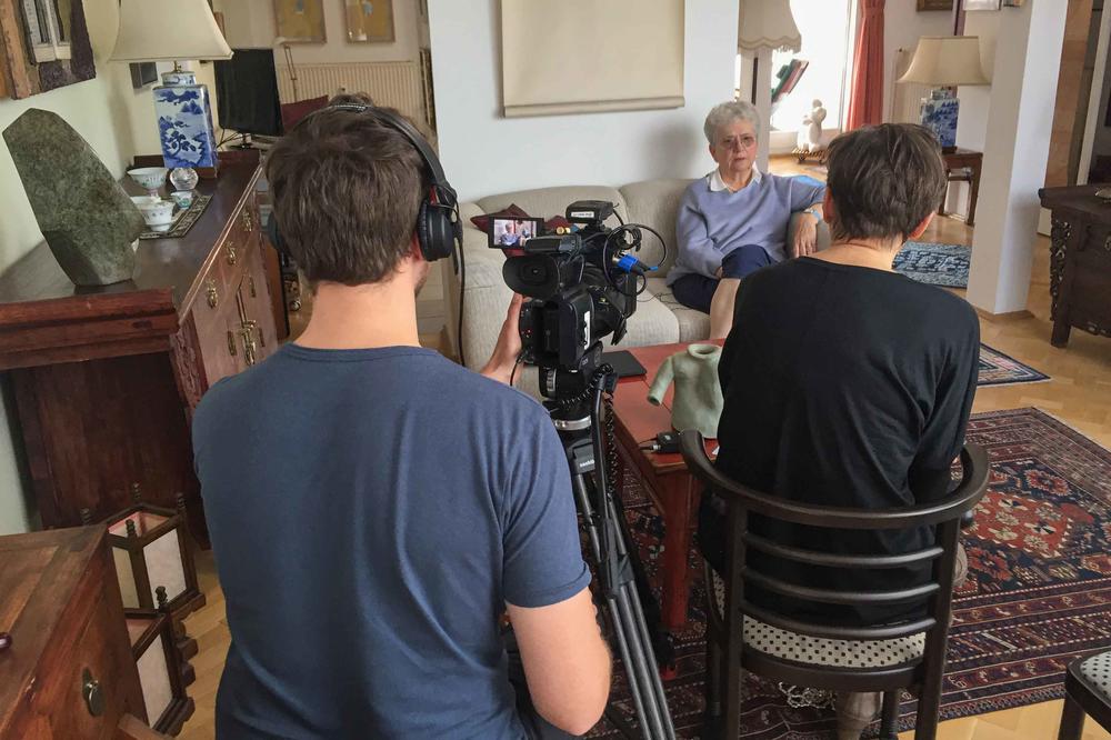 Das Oral-History-Projekt ist Teamarbeit – auch beim Interview mit Alumna Dr. Kerstin Leitner, die 1975 am Otto-Suhr-Institut im Fach Politikwissenschaft promovierte.